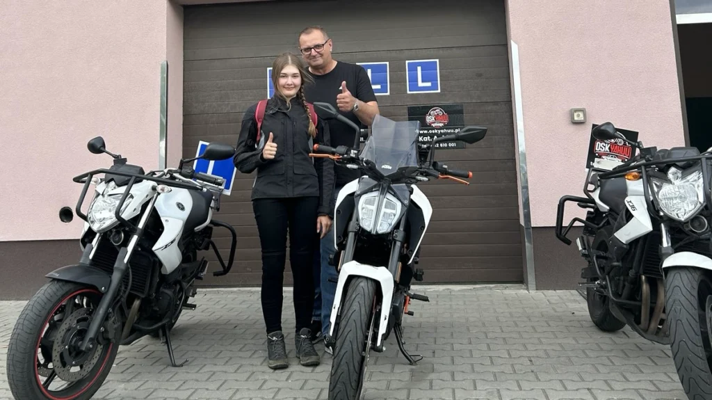 Kursantka OSK YAHUU z Januszem Jurczakiem przy motocyklach szkoleniowych