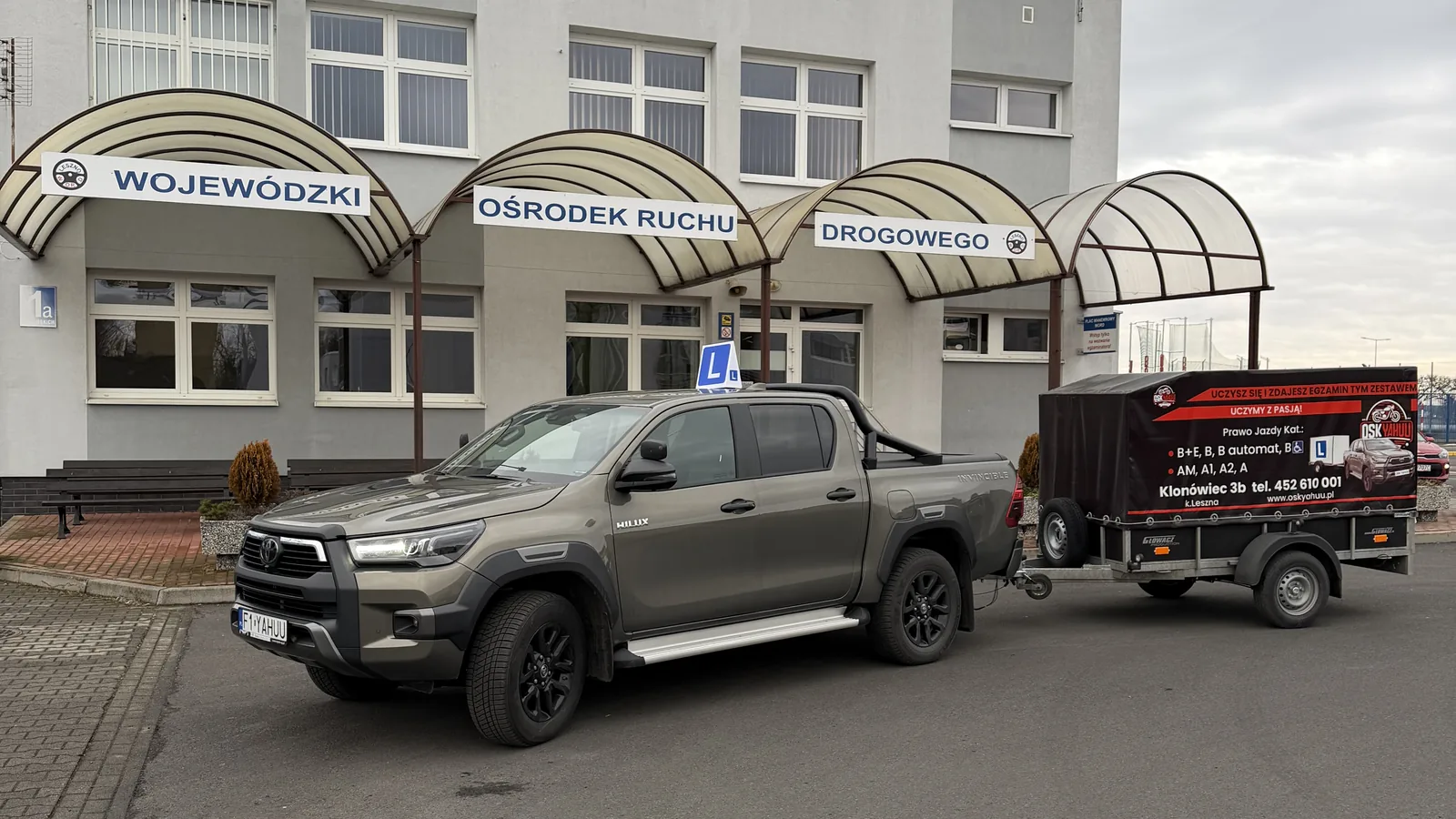Pojazd szkoleniowy OSK YAHUU przed Wojewódzkim Ośrodkiem Ruchu Drogowego